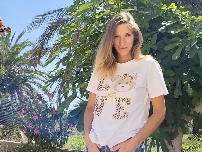 ClaaryCherry Porno Video: Draußen die pi*i laufen lassen