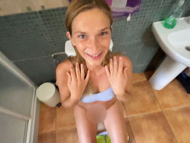ClaaryCherry Porno Video: Drecksau steckt mir schw**z auf Klo ins Maul und fi**t mich geil durch